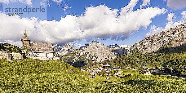 Schweiz  Kanton Graubünden  Arosa  Panorama der Plessur Alpen und Alpenstadt im Sommer