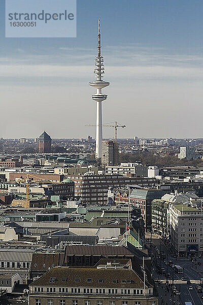 Deutschland  Hamburg  Stadtbild von St. Petri Kirche mit Fernsehturm