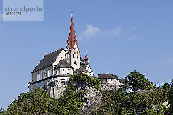 Österreich Vorarlberg  Rankweil  Blick auf die befestigte Liebfrauenbergkirche