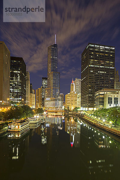 USA  Illinois  Chicago  Hochhäuser  Trump Tower am Chicago River bei Nacht