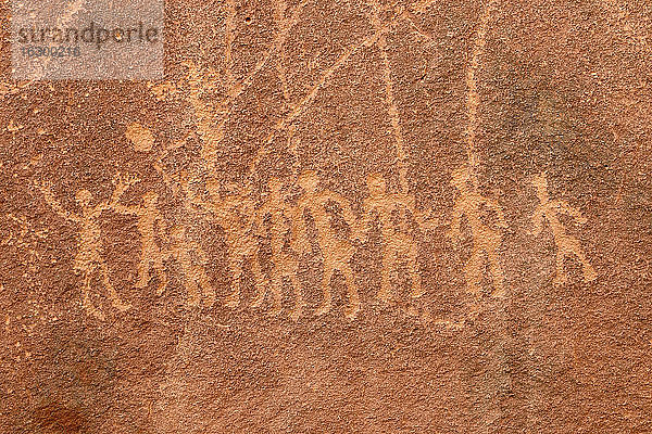 Nordafrika  Sahara  Algerien  Tassili N'Ajjer National Park  Tadrart  neolithische Felskunst  Gravur einer Gruppe von Menschen  die mit einem Ball spielen