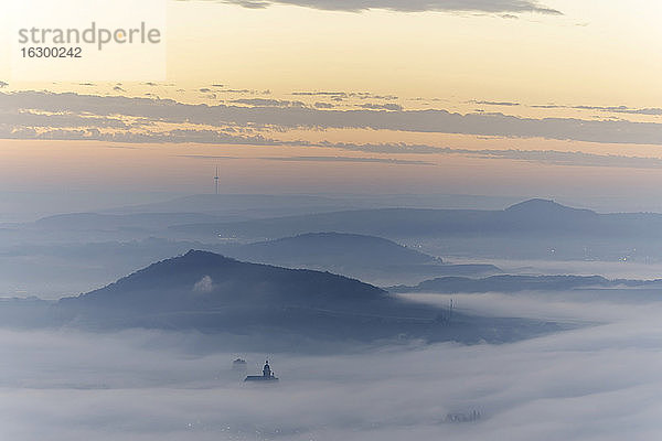 Deutschland  Rheinland-Pfalz  Vulkaneifel  Blick von der Teufelskanzel auf Nickenich  Kruft bei Sonnenaufgang