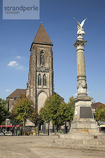 Deutschland  Nordrhein-Westfalen  Oberhausen  Altmarkt  Herz-Jesu-Kirche  Engel des Friedens  Siegessäule