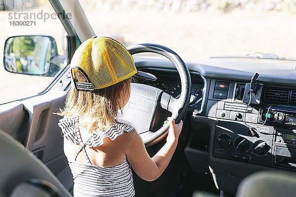 Mädchen mit Mütze bei der Fahrt mit dem Wohnmobil