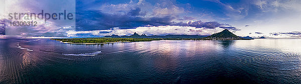 Mauritius  Black River  Flic-en-Flac  Hubschrauber-Panorama des Indischen Ozeans in der Abenddämmerung mit Insel im Hintergrund