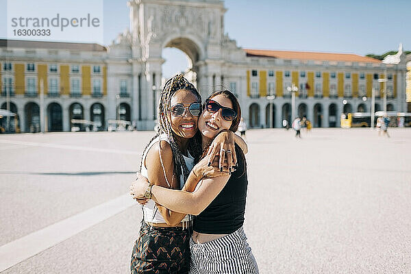 Glückliche Frauen umarmen sich auf dem Praca Do Comercio  Lissabon  Portugal