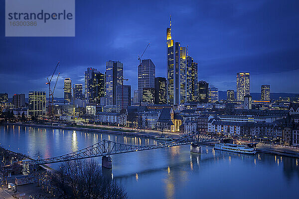 Deutschland  Hessen  Frankfurt  Skyline mit Main  blaue Stunde