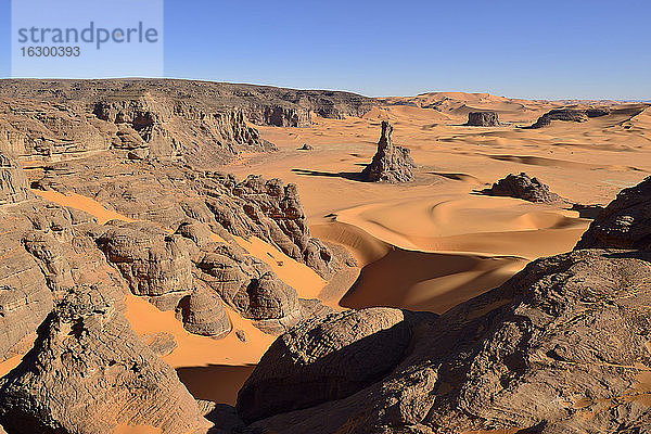 Algerien  Tassili n' Ajjer  Tadrart  Sahara  Tassili n' Ajjer National Park  Blick auf die Sanddünen und Felsen von Moul Naga