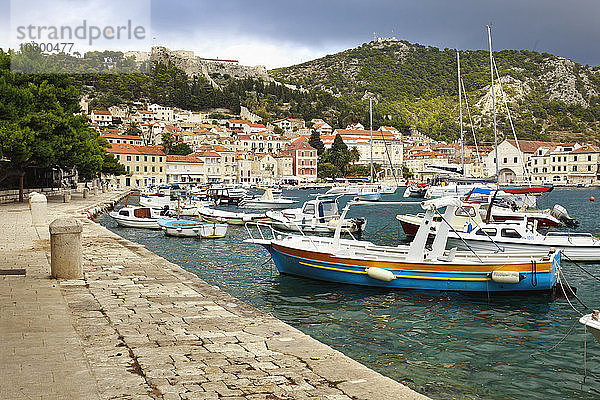 Kroatien  Hvar  Altstadt und Boote im Hafen