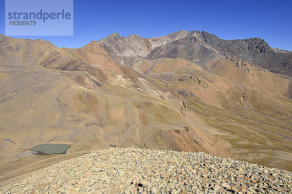 Iran  Mazandaran  Hochebene Hezar Som  Takht-e Suleyman-Massiv  Alborz-Gebirge  Blick von Lashgarak nach Alam Kuh