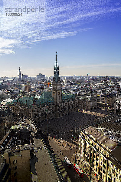 Deutschland  Hamburg  Stadtbild von St. Petri Kirche mit St. Michaelis Kirche und Rathaus