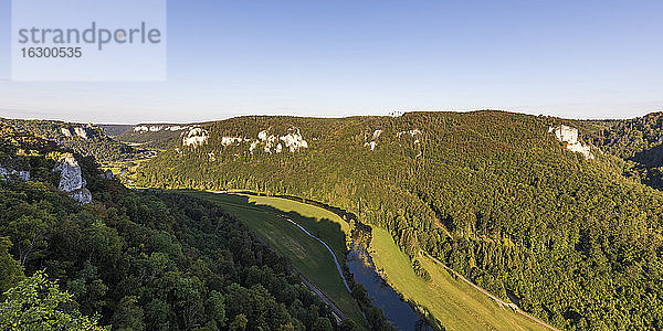 Deutschland  Baden-Württemberg  Landschaftliche Ansicht des Donautals im Sommer