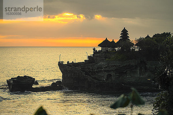Indonesien  Bali  Tanah-Lot-Tempel bei Sonnenuntergang