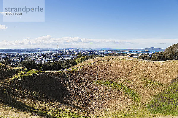 Neuseeland  Skyline von Auckland vom Mount Eden aus gesehen