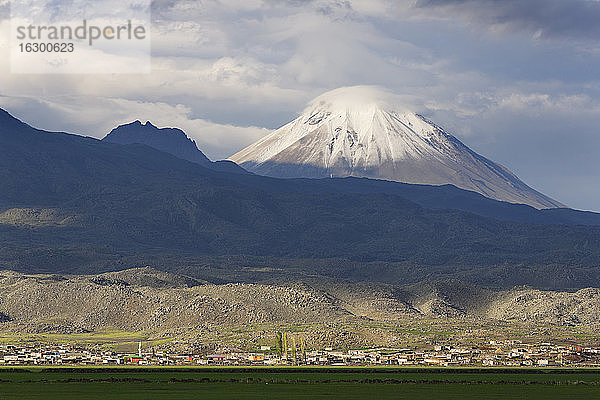 Türkei  Ostanatolien  Provinz Agri  Dogubayazit  Blick auf den Kleinen Ararat