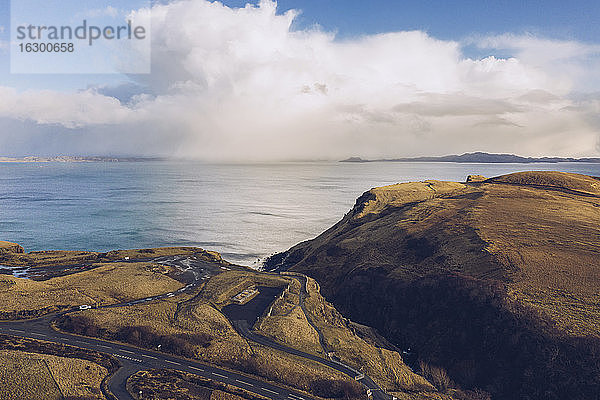 UK  Schottland  Luftaufnahme von Küstenstraßen auf der Isle of Skye