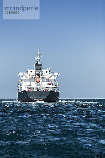 Spanien  Andalusien  Tarifa  Meerenge von Gibraltar  Frachtschiff  Schiffsheck