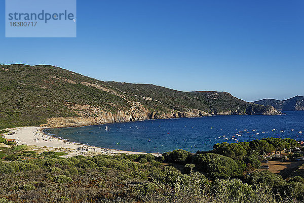 Frankreich  Corse-du-Sud  Piana  Blick auf den Strand von Arone im Sommer