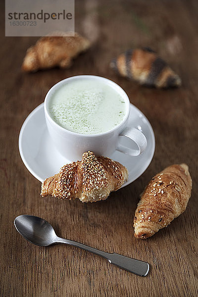 Mini-Croissants und eine Tasse Matcha Latte