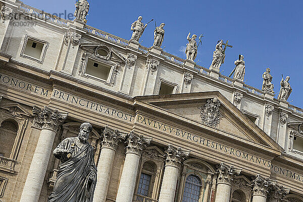 Italien  Rom  Teil der Fassade des Petersdoms