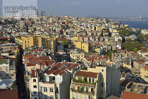 Türkei  Istanbul  Blick vom Galata-Turm über Beyoglu und Bosporus