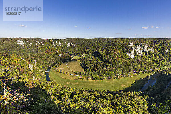 Deutschland  Baden-Württemberg  Blick auf das Donautal im Sommer vom Aussichtspunkt Rauher Stein aus