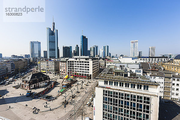 Deutschland  Hessen  Frankfurt  Blick auf das Finanzviertel mit Commerzbank-Turm  Europäischer Zentralbank  Helaba  Opernturm und Katharinenkirche