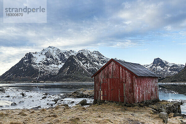 Norwegen  Lofoten  Altes Haus an der Küste von Vestvagoy