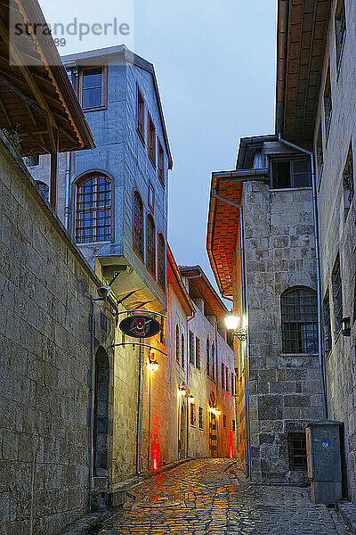 Türkei  Gaziantep  Gasse in der Altstadt am Abend