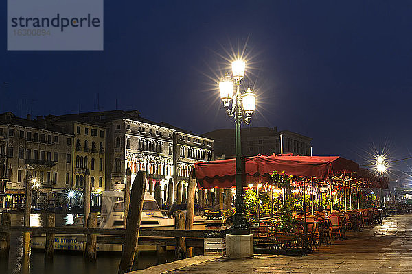 Italien  Venedig  Restaurant am Canale Grande bei Nacht