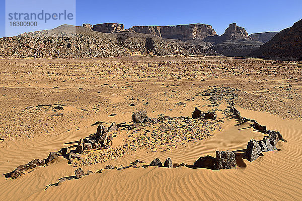 Algerien  Sahara  Tassili N'Ajjer National Park  Historische Steinsetzung und Grab in Oued In Djeran