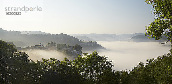 Frankreich  Blick auf das Tal der Loue in Ornans