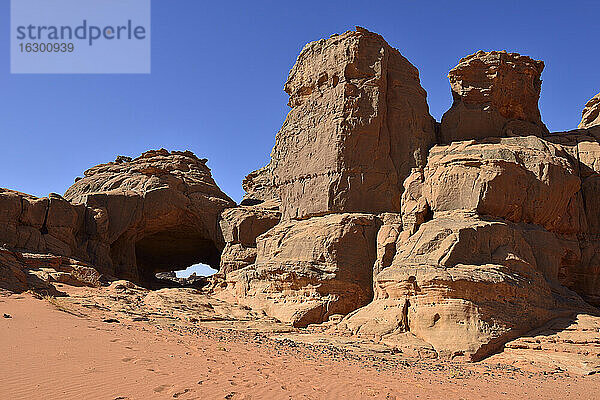 Algerien  Sahara  Tassili N'Ajjer National Park  Naturbogen in Oued Bouhadian