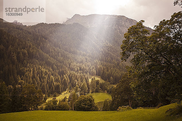 Österreich  Lungau  Sonnenstrahl in alpiner Landschaft