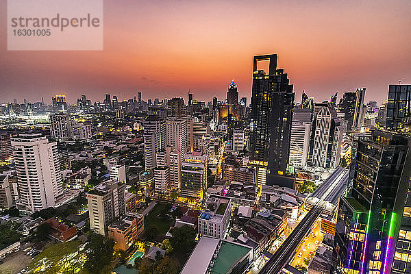 Thailand  Bangkok  Luftaufnahme der Hauptstadt in der Abenddämmerung