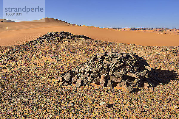 Algerien  Sahara  Tassili N'Ajjer National Park  Region Tadrart  historisches Grab in den Sanddünen von Tehak