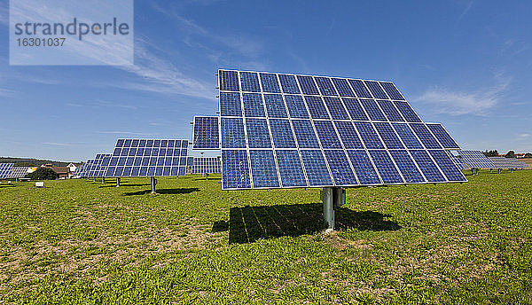 Deutschland  Bayern  Sonnenkollektoren auf Gras