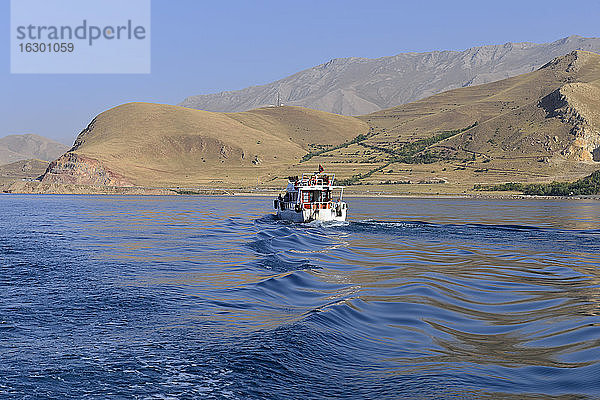 Türkei  Ostanatolien  Provinz Van  Van-See  Touristenboot zur Insel Akdamar