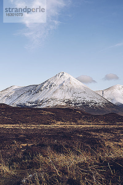UK  Schottland  Die schneebedeckten Berge der Isle of Skye im Winter