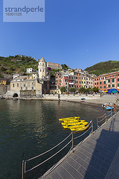 Italien  Cinque Terre  Hafen von Vernazza