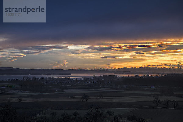 Deutschland  Baden Württemberg  Blick auf den Bodensee und die Radolfzeller Aach bei Sonnenuntergang