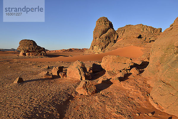 Algerien  Sahara  Nationalpark Tassili N'Ajjer  Region Tadrart  Sandsteinfelsentürme bei Tin Merzouga