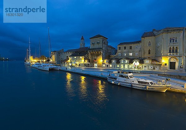 Kroatien  Trogir  Altstadt  Riva-Promenade und Palazzo