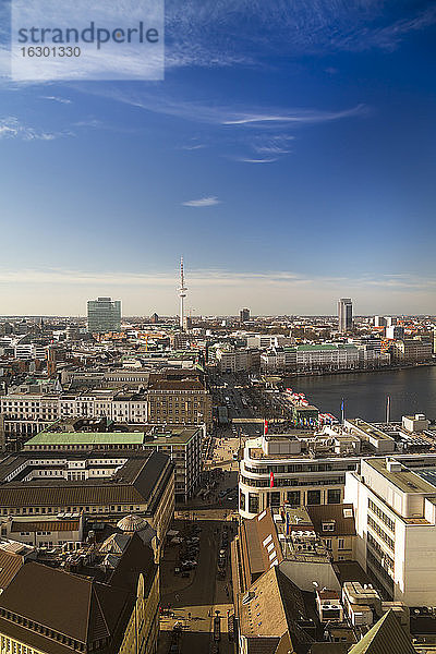 Deutschland  Hamburg  Stadtbild von St. Petri Kirche mit Alster