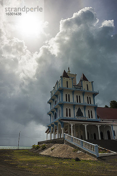 Frankreich  Wallis und Futuna  Sonnenschein über der Kirche von Lausikula bei bewölktem Wetter