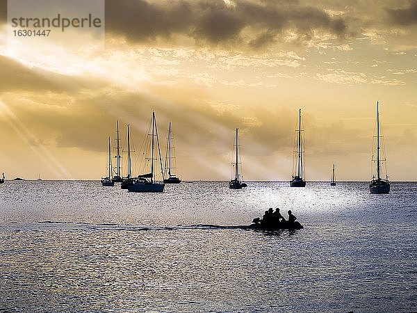 Karibik  Antillen  Kleine Antillen  St. Lucia  Segelyachten bei Sonnenuntergang