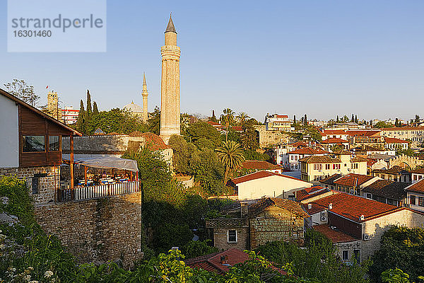 Türkei  Antalya  Blick auf die Altstadt mit Yivili-Minarett