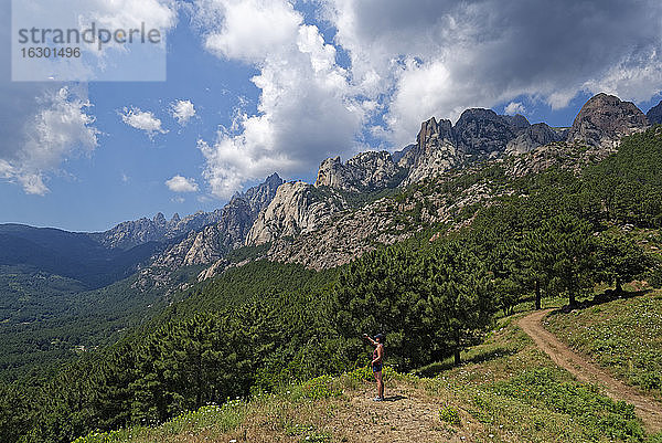 Wanderin im Aiguilles de Bavella-Massiv