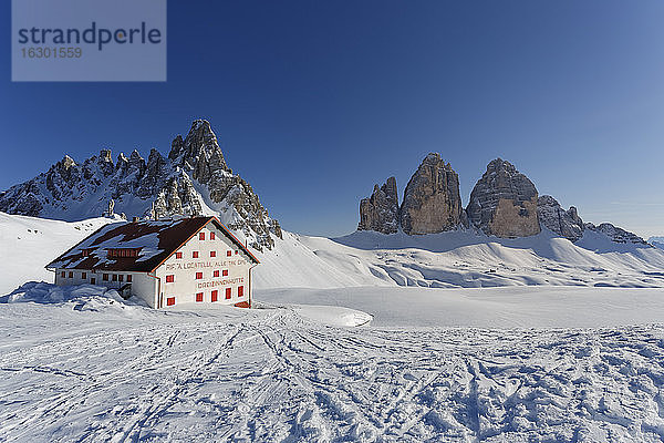 Italien  Südtirol  Hochpustertal  Drei Zinnenhütte mit Drei Zinnen