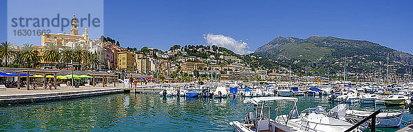 Frankreich  Provence-Alpes-Cote dAzur  Menton  Motorboote im Hafen der Küstenstadt im Sommer